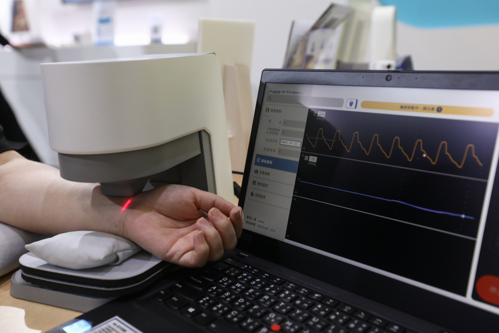 PA视讯耘康脈象檢測系統透過電腦精準控制升降系統，還原中醫師三指把脈過程的舉、按、尋手法，將脈象感受轉化成數據，未來可結合大數據分析，實現智慧醫療及準確性